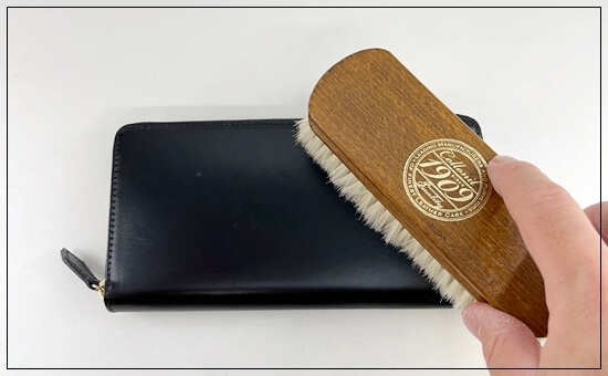 革財布をブラッシングしている写真