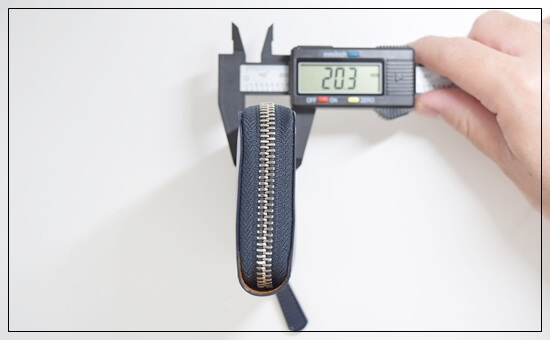 ユニコーン　「アトモスフィア」のミドルウォレット　厚み　写真