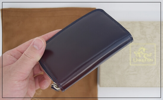 ユニコーン　「アトモスフィア」のミドルウォレット　外装の革の写真