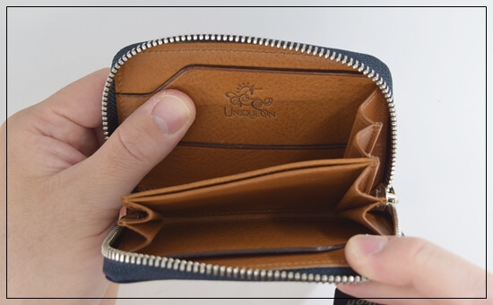ユニコーン　コードバン財布「ミドルウォレット（アトモスフィア）」　内装の革の手触りを確かめている写真