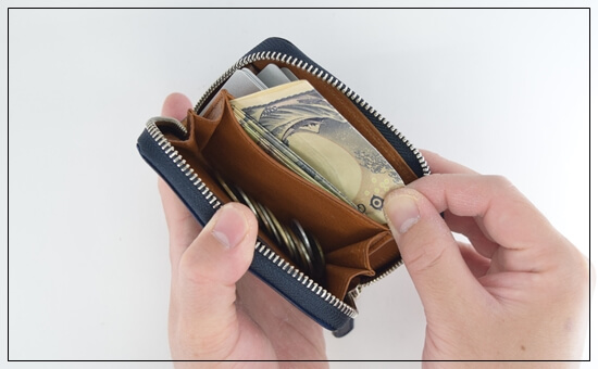 ユニコーン　コードバン財布「ミドルウォレット（アトモスフィア）」　お札入れの使い勝手をチェックする写真