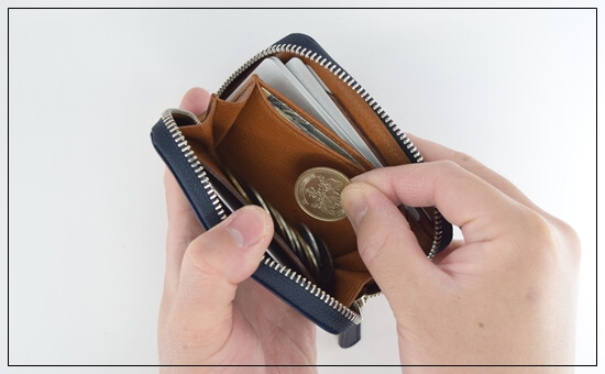 ユニコーン　コードバン財布「ミドルウォレット（アトモスフィア）」　小銭入れの使い勝手をチェックする写真