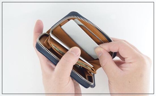 ユニコーン　コードバン財布「ミドルウォレット（アトモスフィア）」　カードポケットの使い勝手を確かめる写真