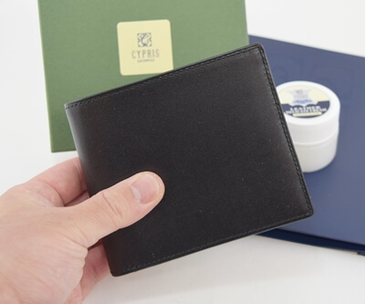 キプリスの「シラサギレザー」二つ折り財布（ベロ付）　実物写真