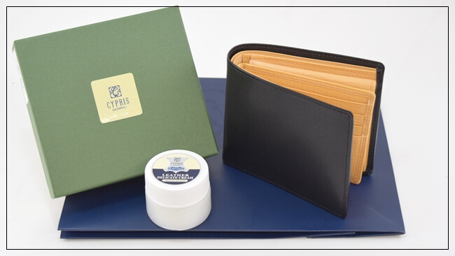 キプリス「小銭入れ・ベロ付き札入れ|シラサギレザー 」レビュー アイキャッチ