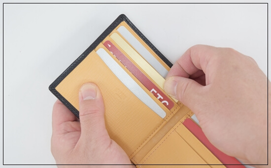 厚いカードを4枚並べて入れるとキツキツになって、出し入れしにくい 写真