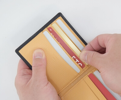 厚いカードが4枚並んだ写真