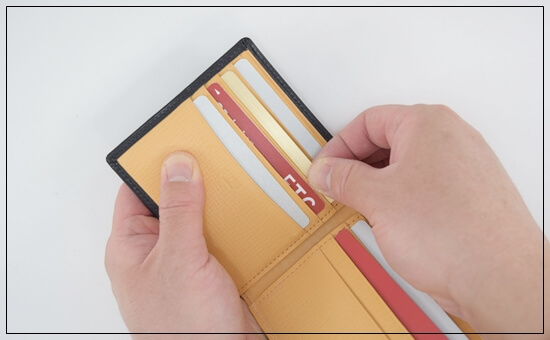 キプリスの二つ折り財布のカードポケットの様子 実物写真