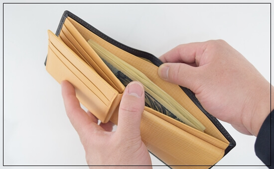 キプリスの二つ折り財布のお札入れの収まりが良いことを伝える写真