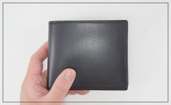 高級革財布と比べると、革の上質感や重厚感は少し物足りない 写真