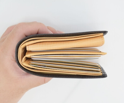 収納時に財布を横から見た写真